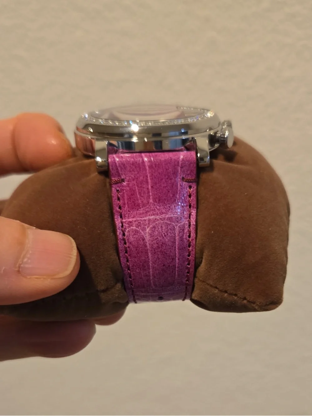 Gucci 2cttw Diamond Bezel Pink Crocodile Genuine Leather-Strap Chronograph